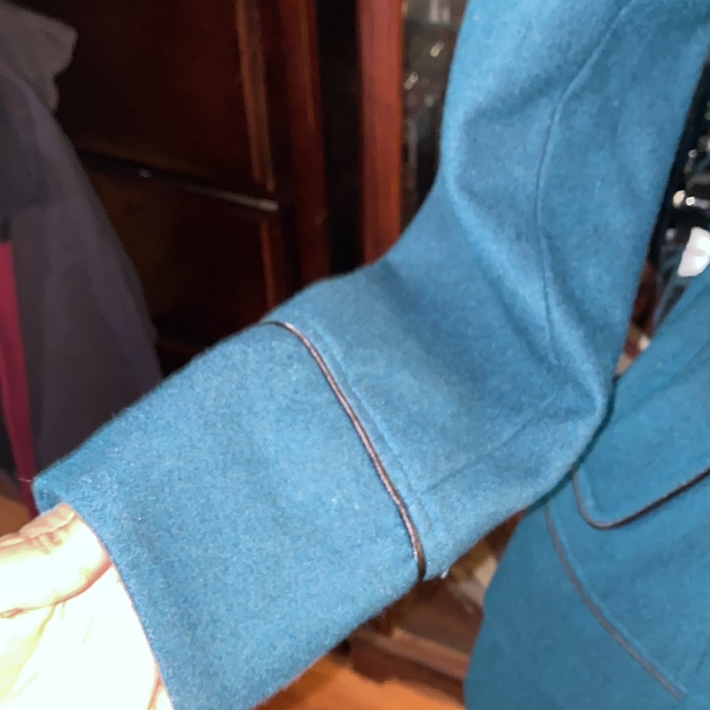 Steve Madden medium Coat, with beautiful 3 layer ruffle at bottom back - Picture 4 of 9